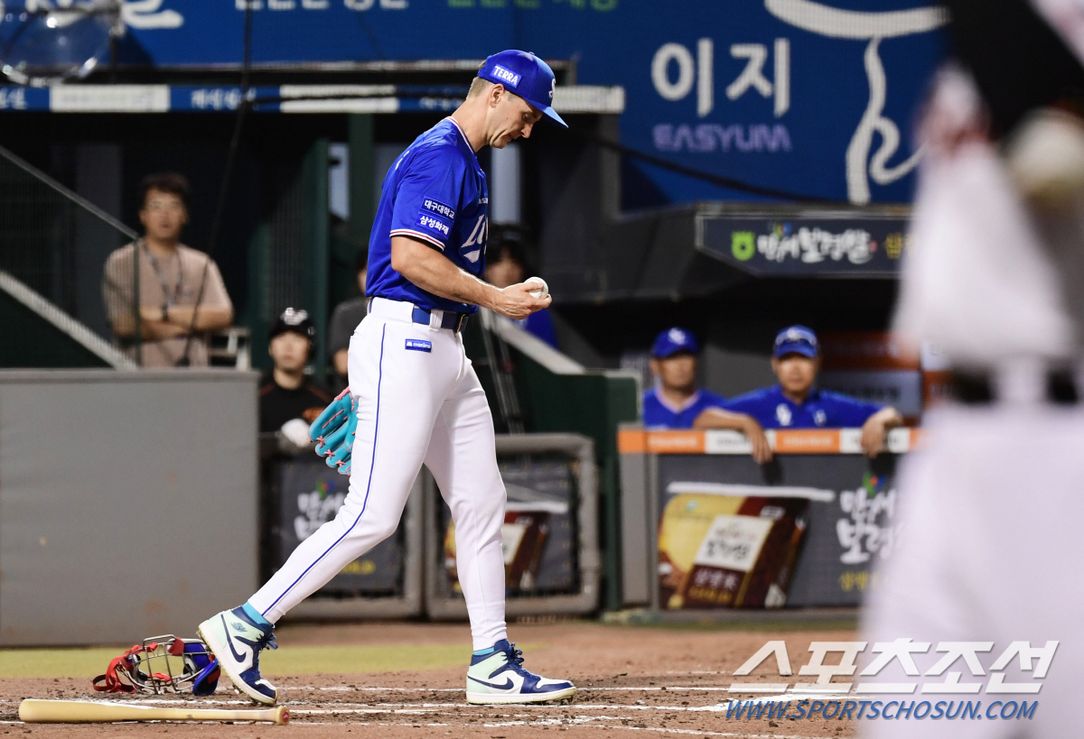 "구종 바꾸려다…" "얼마나 긴장했으면…" '실책→폭투→사구→폭투→보크'…