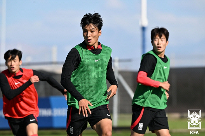 [단독]또 유럽파 센터백 탄생 'U-20 4강 멤버' 황인택, 포르투갈 …