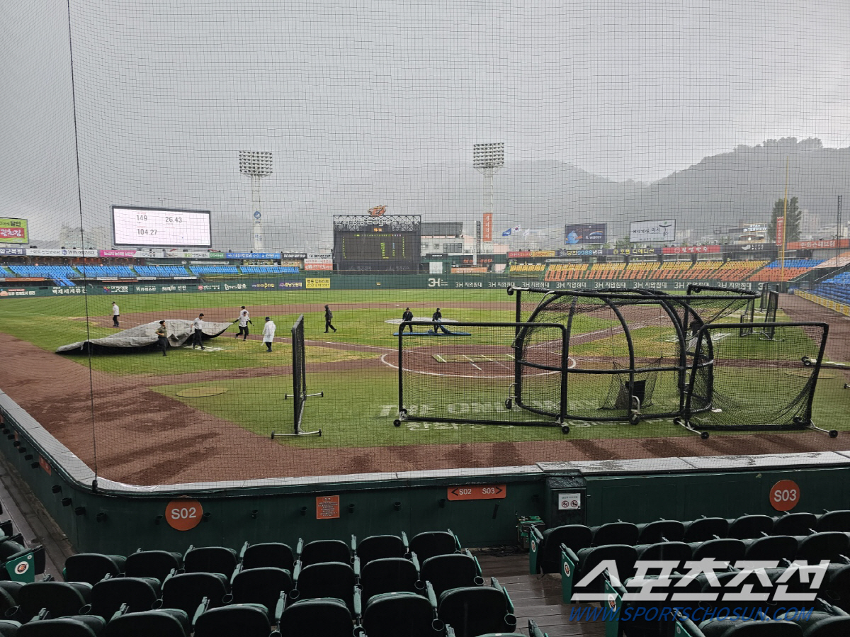 대전구장 뒤덮은 먹구름, 세찬 비 시작, 문동주 vs 와이드너, 강속구 …