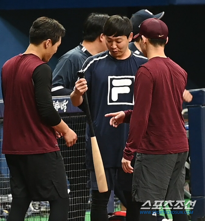 '이 배트로 잘 쳐봐~' 키움 유망주 포수 응원한 정수빈의 훈훈한 마음의…