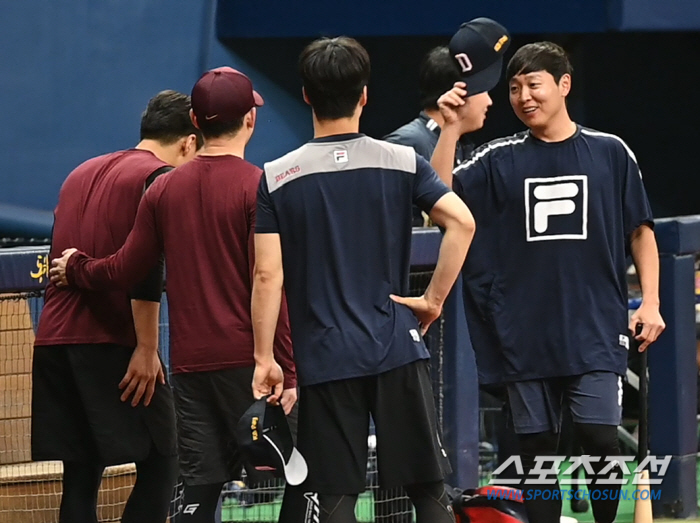 '이 배트로 잘 쳐봐~' 키움 유망주 포수 응원한 정수빈의 훈훈한 마음의…