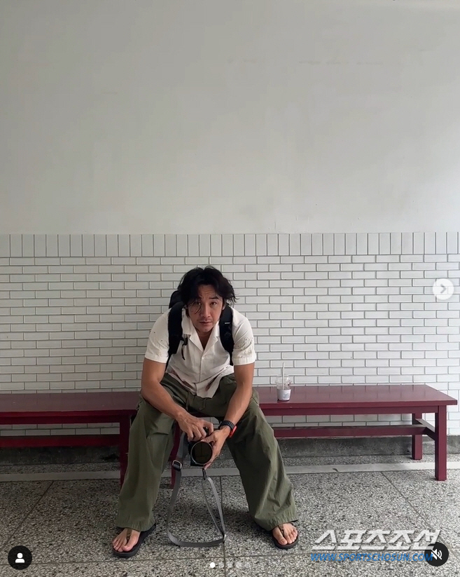 '7년 만의 복귀' 엄태웅, 확 달라진 장발 근황. 자연스럽게 기른 수염…