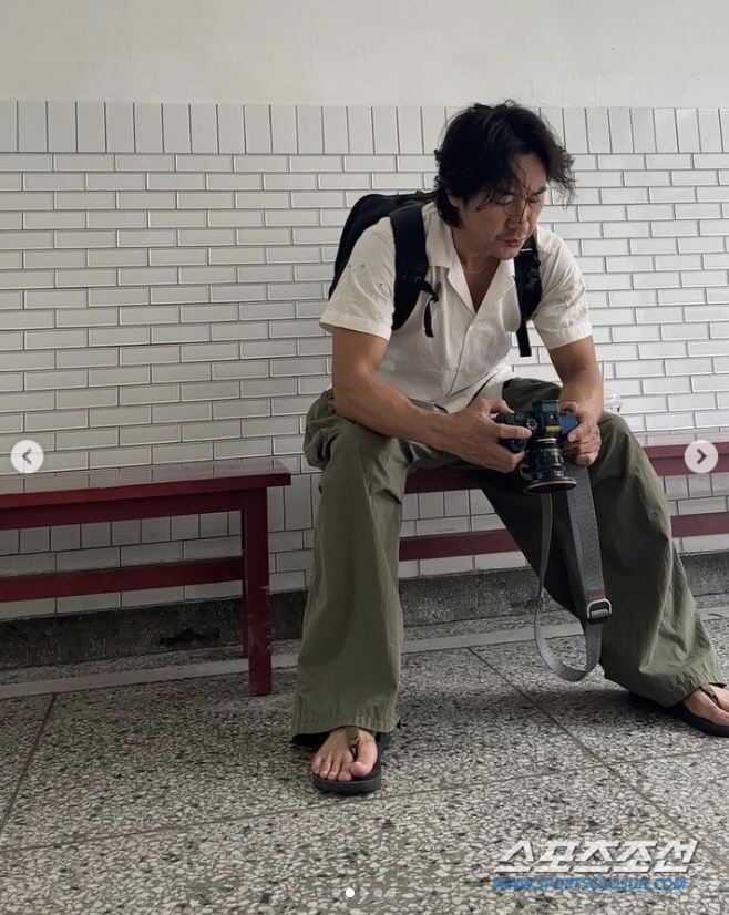 '7년 만의 복귀' 엄태웅, 확 달라진 장발 근황. 자연스럽게 기른 수염…