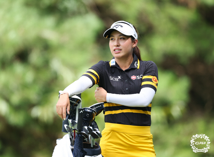집중력 보여준 박민지 한화클래식 단독 선두 도약, 티띠꾼 3타 잃고 공동…