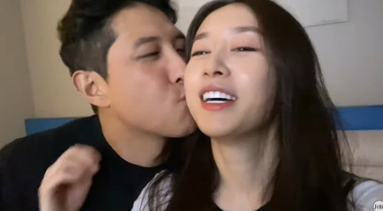 황재균, ♥지연 '깜짝 생일파티+명품 선물'에 진한 뽀뽀 "보고 싶었어"…