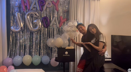 황재균, ♥지연 '깜짝 생일파티+명품 선물'에 진한 뽀뽀 "보고 싶었어"…