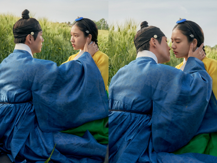 '연인' 남궁민♥안은진, 청보리밭 입맞춤 1초전…"멜로CUT 포스터 장면…