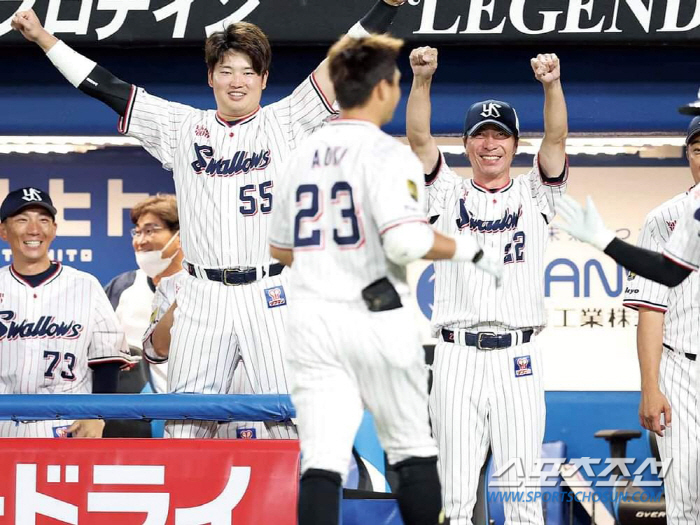 1위에 21경기 뒤진 5위…KBO리그 출신 다카쓰 감독 연임 확정, 내년…