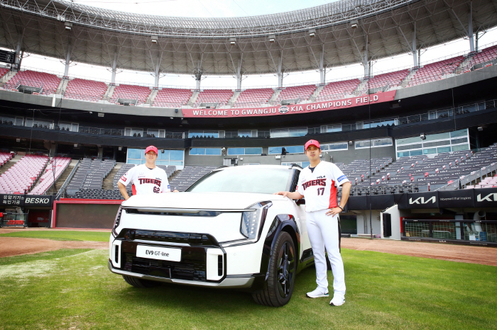 KIA, 대형 전기 SUV EV9 시구-불펜카 선보인다.