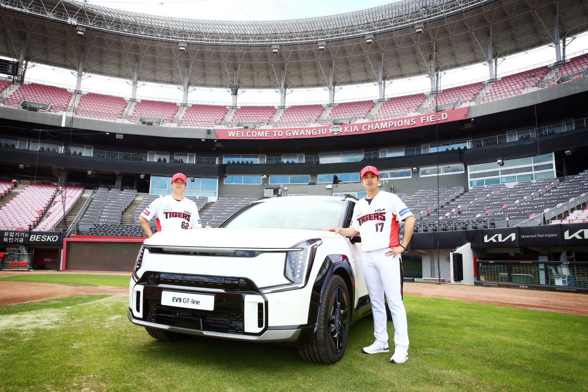 KIA, 대형 전기 SUV EV9 시구-불펜카 선보인다.