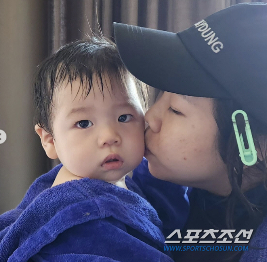 홍현희♥제이쓴 子, 얼굴이 확 사는 '확신의 쿨톤'…'치명적 귀여움' 발…