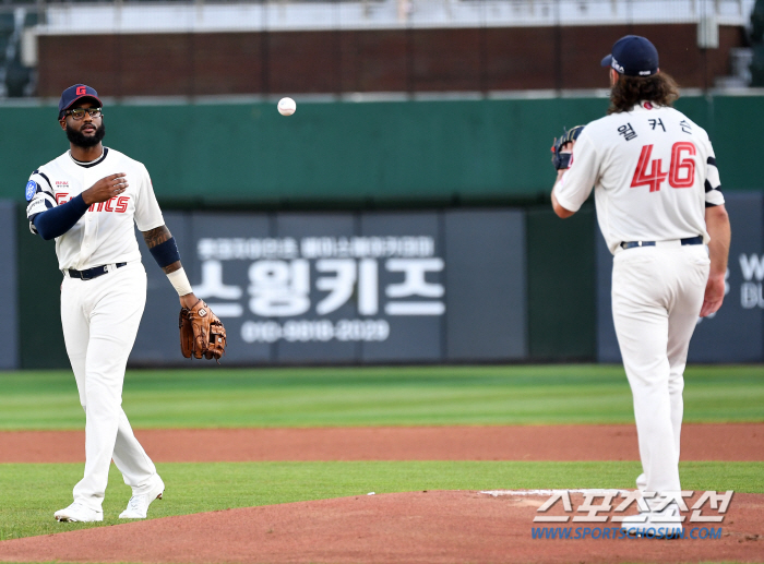 마차도 재림 기대했는데…3실책 와르르, 고질에 발목 잡힌 40만불 외인……