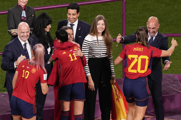 FIFA, '기습 키스 논란' 스페인축구협회장에게 90일 징무 정지 '징…