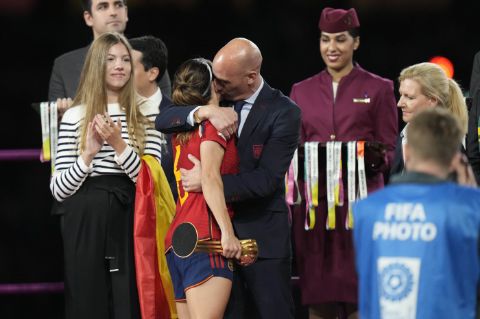 FIFA, '기습 키스 논란' 스페인축구협회장에게 90일 징무 정지 '징…