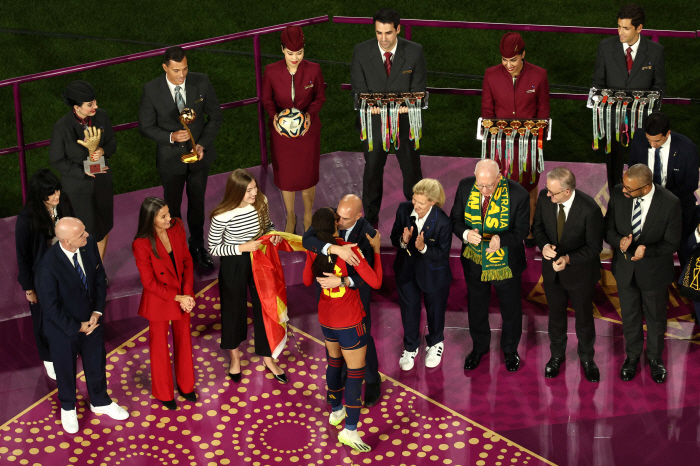 FIFA, '기습 키스 논란' 스페인축구협회장에게 90일 징무 정지 '징…
