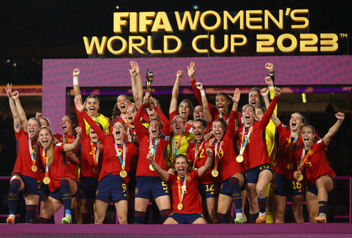 FIFA, '기습 키스 논란' 스페인축구협회장에게 90일 징무 정지 '징…