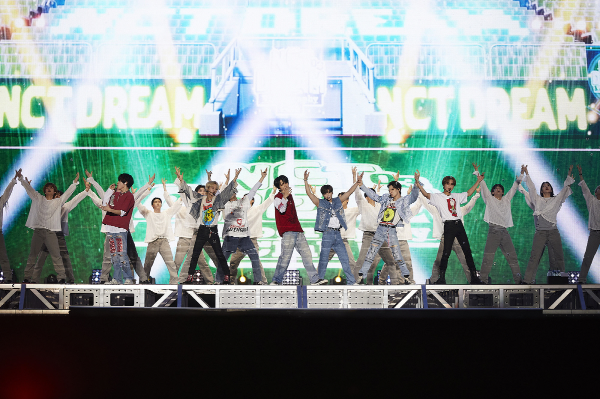 NCT 단체 콘서트 대성황…대체불가 'NCT 브랜드' 파워 입증
