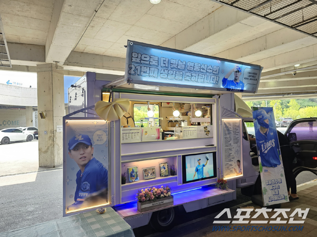 '앞으로 더 빛날 영웅'…2년 차 1R, 21번째 생일 '깜짝 커피차'