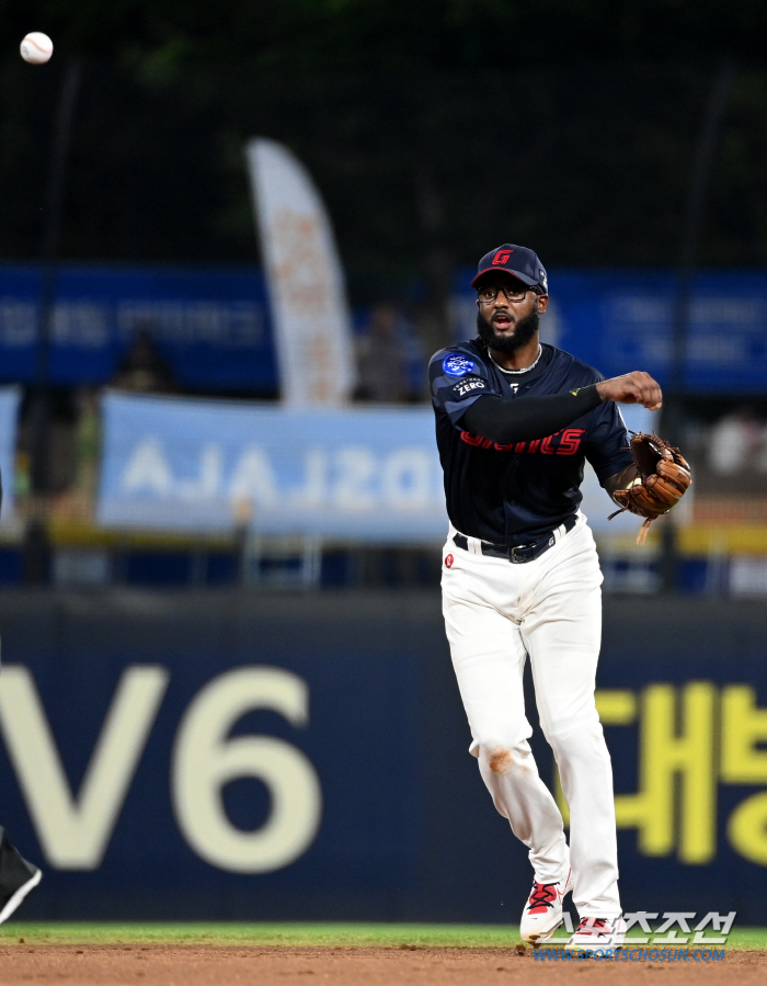 짧은 거리, 송구가 안된다...유일한 무홈런 외인타자, 6연패로 이어진 …