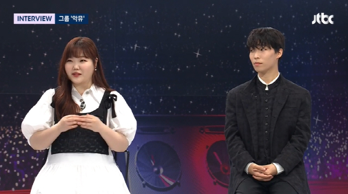 "서로 하트? 어색한데"…악뮤 이찬혁·이수현 '찐남매 바이브' 뉴스에선 …