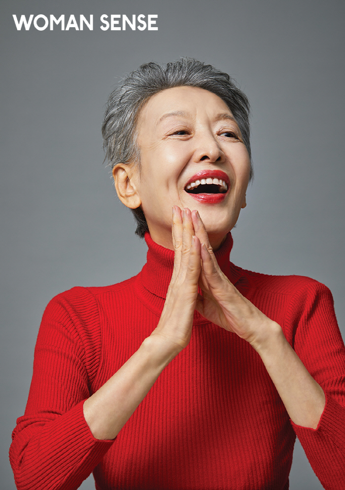 연극배우 윤석화, 뇌종양 투병 고백 "항암치료 거부, 나답게 사는 것 중…