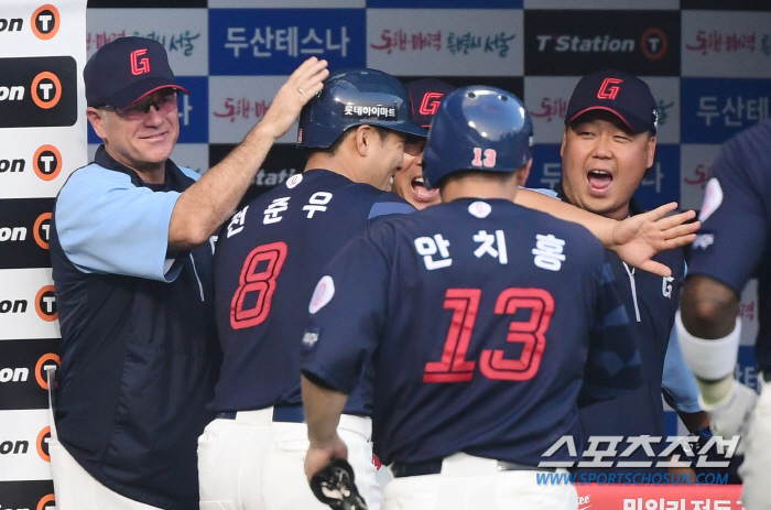 [공식발표]서튼 감독 끝내 중도 사퇴, 롯데 "건강상 사유로 사퇴, 잔여…