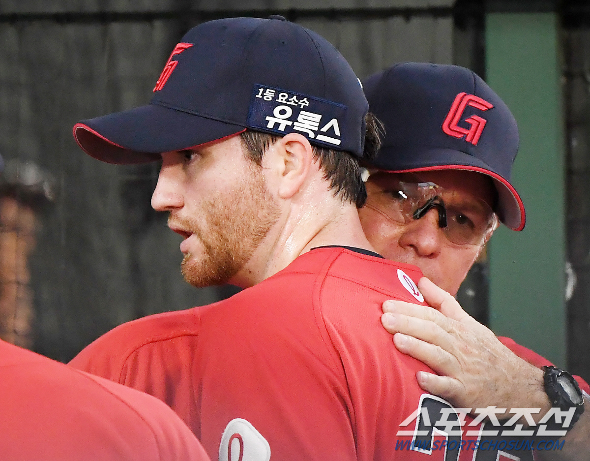 [공식발표]서튼 감독 끝내 중도 사퇴, 롯데 "건강상 사유로 사퇴, 잔여…