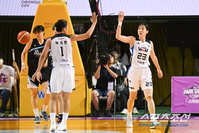 30점 폭발 박지현! 파죽 3연승, 우리은행 4강 진출 확정. A조 1위 유력