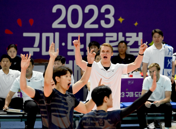 "또다른 흥미로운 배구 준비"…대한항공, 프로배구 최초 4연속 통합우승 …