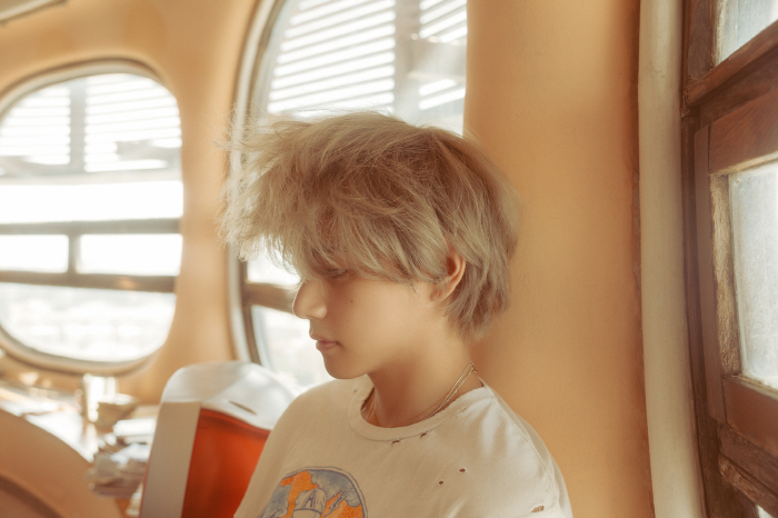 [공식] 방탄소년단 뷔, 마성의 매력 담긴 콘셉트 포토 공개