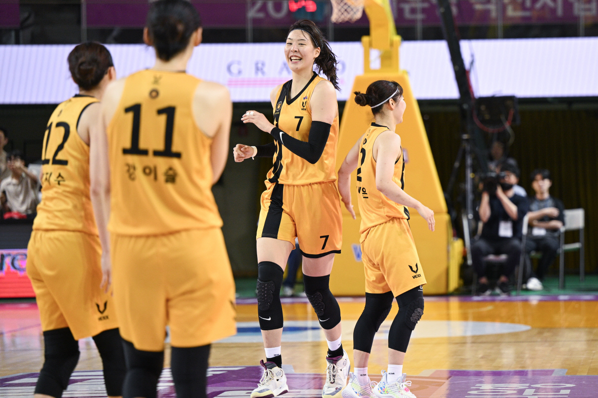 파죽 3연승. 우리은행 VS KB. 박신자컵부터 '라이벌' 경쟁 시작되나…