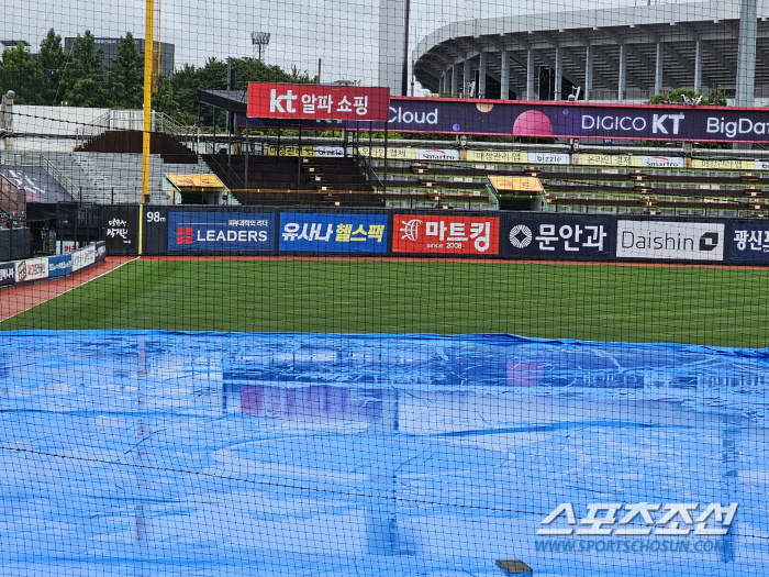 비에 흠뻑 젖은 KT위즈파크, 상승세 두 팀 KT-삼성전은 정상적으로 치…