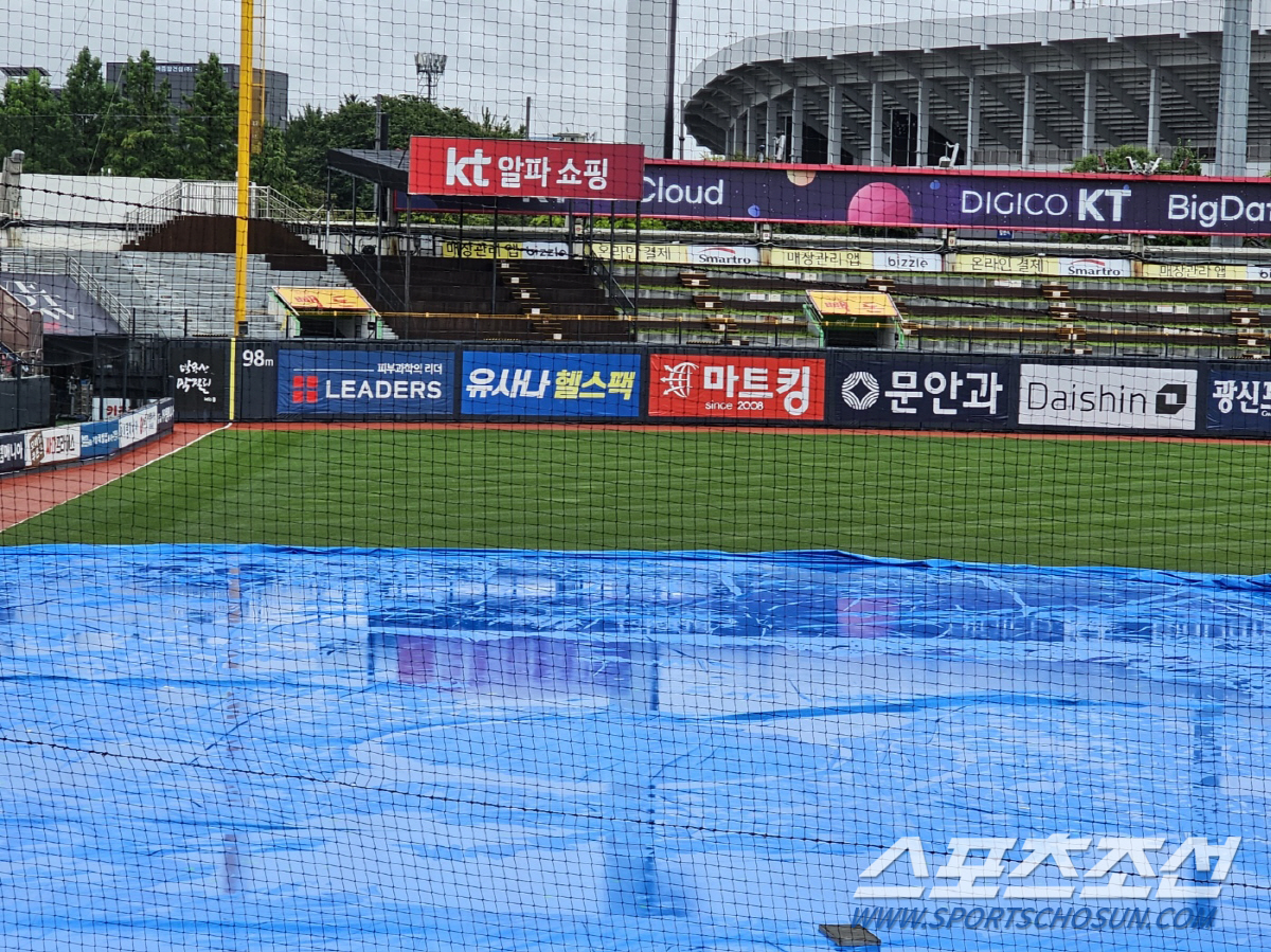 비에 흠뻑 젖은 KT위즈파크, 상승세 두 팀 KT-삼성전은 정상적으로 치…