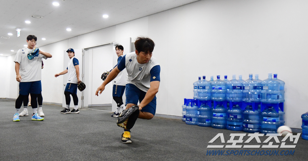 '비 온다고 쉬나요?' 김주원-윤형준 '챔필 복도에 집결- KIA전 대비…