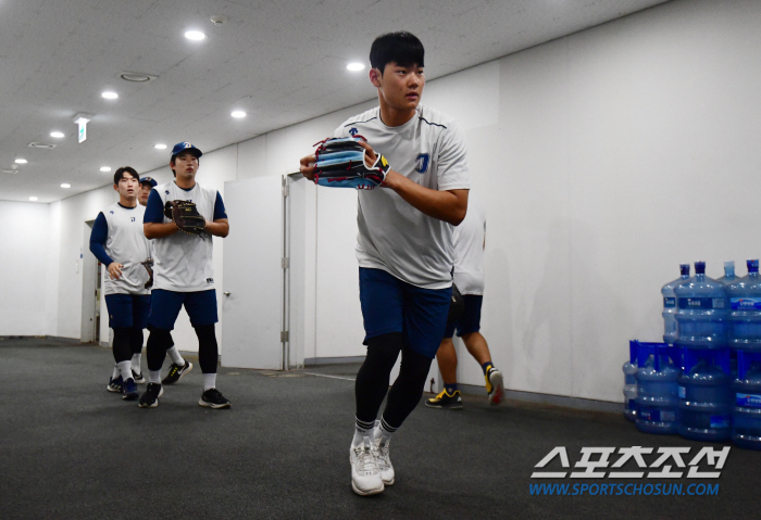'비 온다고 쉬나요?' 김주원-윤형준 '챔필 복도에 집결- KIA전 대비…