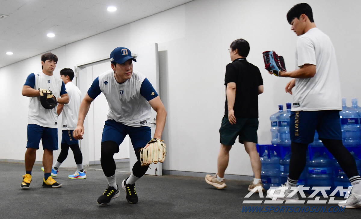 '비 온다고 쉬나요?' 김주원-윤형준 '챔필 복도에 집결- KIA전 대비…