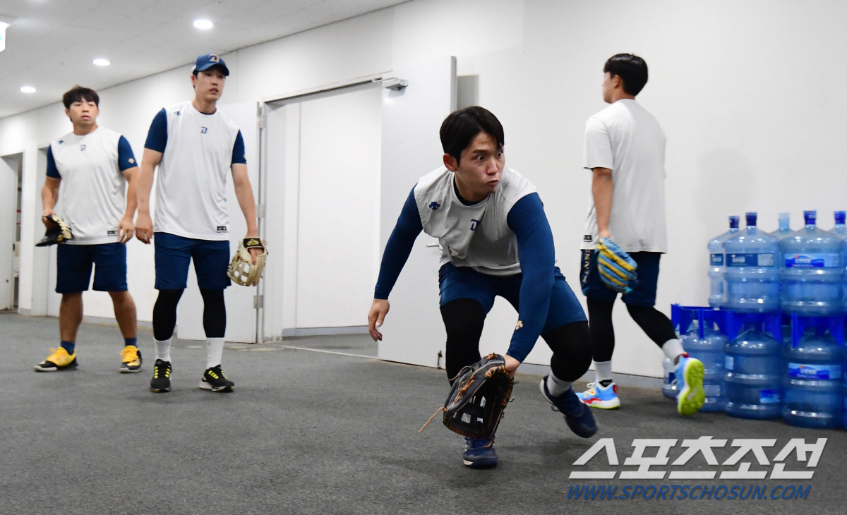 '비 온다고 쉬나요?' 김주원-윤형준 '챔필 복도에 집결- KIA전 대비…