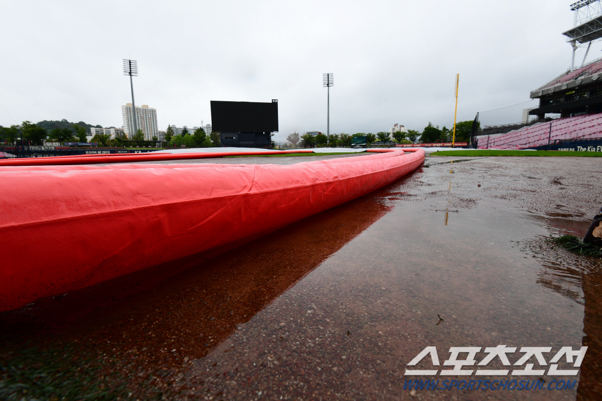 '폭우도 못 말린 열정남 듀오' 이의리-윤영철 '비 맞으며 어깨 예열' …