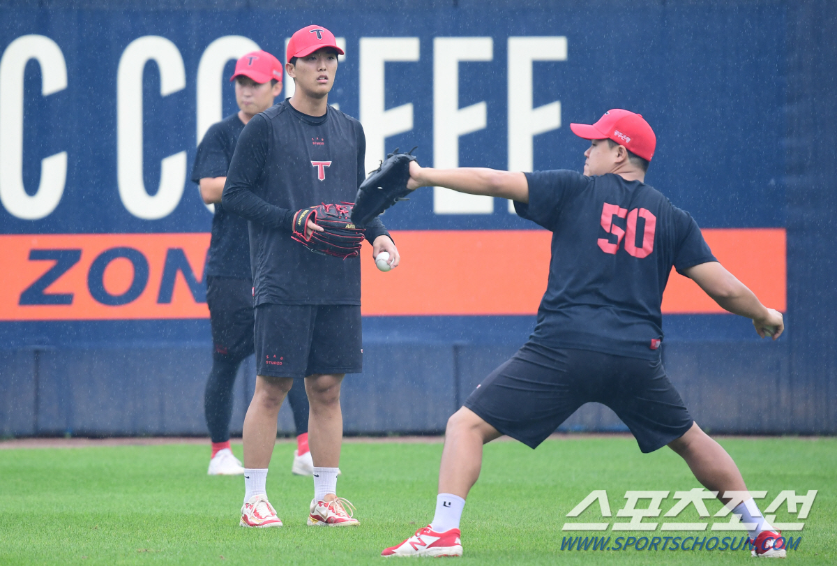 '폭우도 못 말린 열정남 듀오' 이의리-윤영철 '비 맞으며 어깨 예열' …