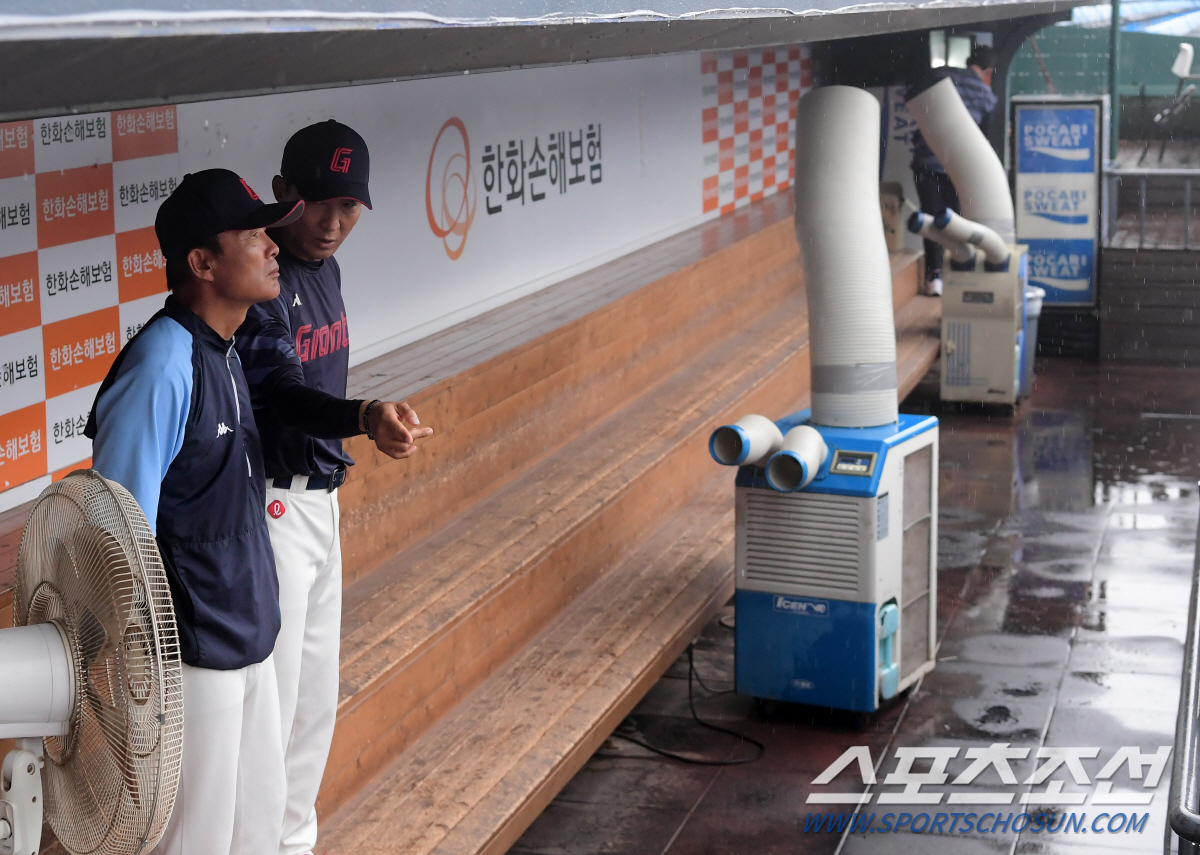 뻘밭으로 변한 이글스파크, 롯데-한화전 결국 취소...비 그쳤어도 경기는…
