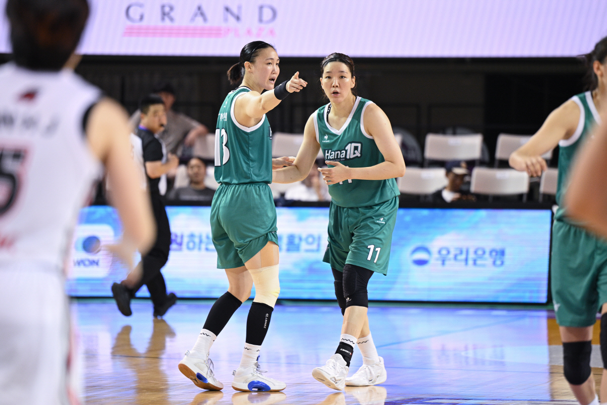 하나원큐 김정은과 양인영. 사진제공=WKBL