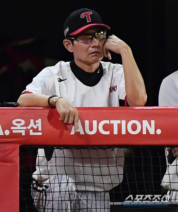 비도 마법사 군단을 돕는다? '1선발+불펜 에이스' 잃은 LG, 현실적 …