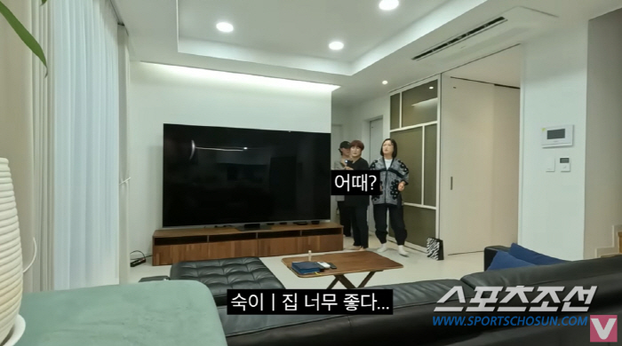 '7층 건물주' 송은이, 이사 집 공개…TV에 '올인'한 듯 키보다 커보…