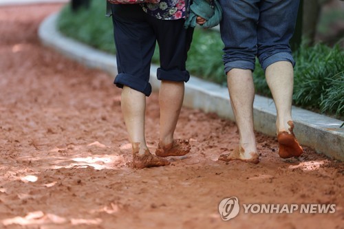 광명 도심 공원 7곳에 맨발로 걷기 좋은 황톳길 산책로 조성