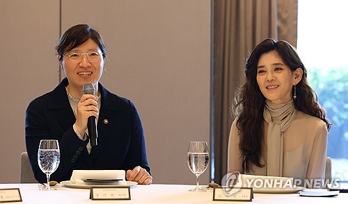 (서울=연합뉴스) 장미란 문화체육관광부 제2차관이 31일 서울 중구 신라호텔 오키드 홀에서 열린 (재)한국방문의해위원회 이사 오찬 간담회에서 인사말을 하고 있다. 2023.8.31 [문화체육관광부 제공. 재판매 및 DB 금지] photo@yna.co.kr