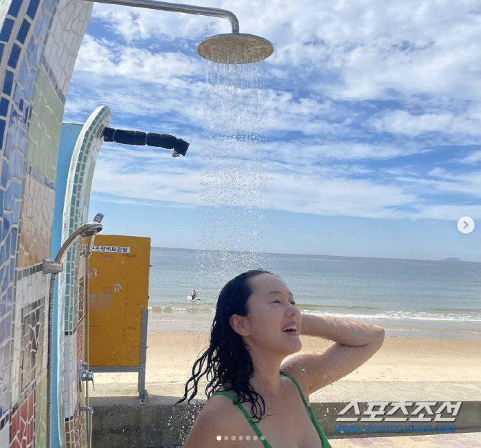 '임신 5개월차' 윤진서, 당당 'D라인 비키니' 서핑…"무릎파도도 행복…