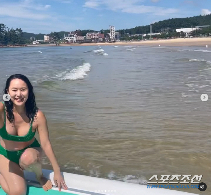 '임신 5개월차' 윤진서, 당당 'D라인 비키니' 서핑…"무릎파도도 행복…