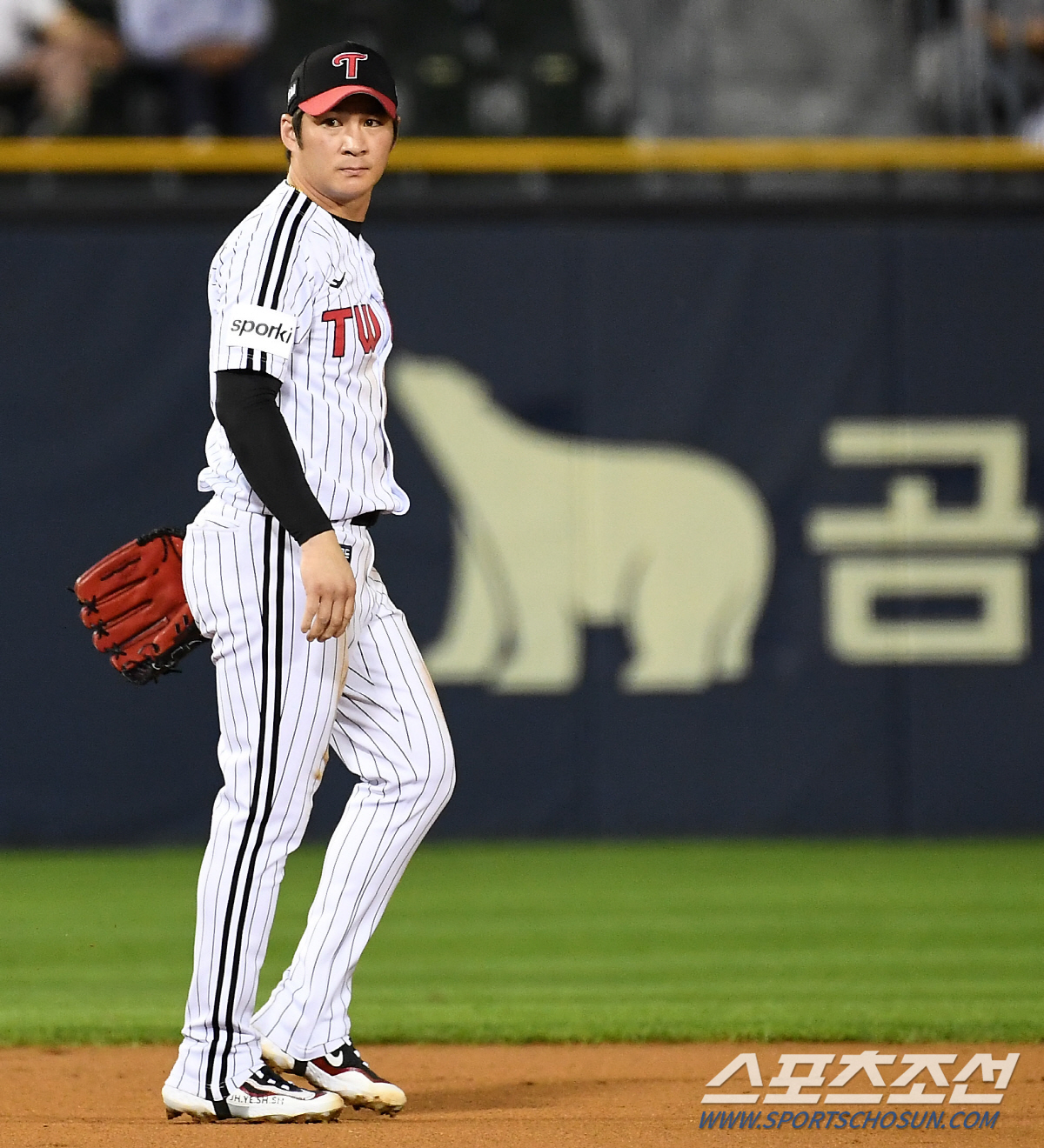 '이거까지 잡으면 반칙이지' 동갑내기 친구 허경민도 놀란 오지환 호수비.…