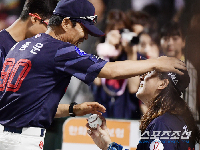 '기대도 안 했는데...' 장발 클로저의 '포옹+기념구' 선물에 감동한 …