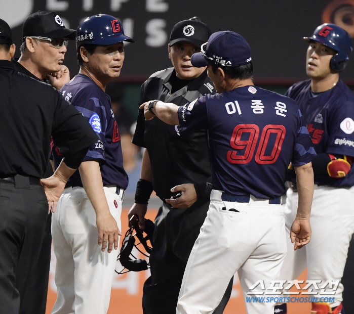 '기대도 안 했는데...' 장발 클로저의 '포옹+기념구' 선물에 감동한 …